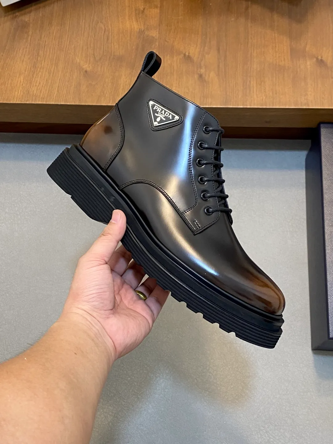 Men's men's shoes💰900 Prada/Prada Thick-soled formal wear shipped, same style at the counter, top-quality goods produced in Dongguan, those who know the goods should hurry up and start! New men's casual leather shoes, imported calfskin, shiny and translucent leather, uniform leather holes, fine texture, splicing and sewing technology, soft, comfortable and wrinkle-free, elegant Derby shoe shape, thickened and heavy-duty made, high-quality products that kill all currencies in the market, standard gold-label cowhide feet, calfskin lining, thickened rubber sole, durable and wear-resistant, ultra-light material, extremely comfortable for the upper foot, smooth surface, splicing lines, two styles to choose from, complete packaging! Size: 39-40-41-42-43-44 (45 customized) leather shoes